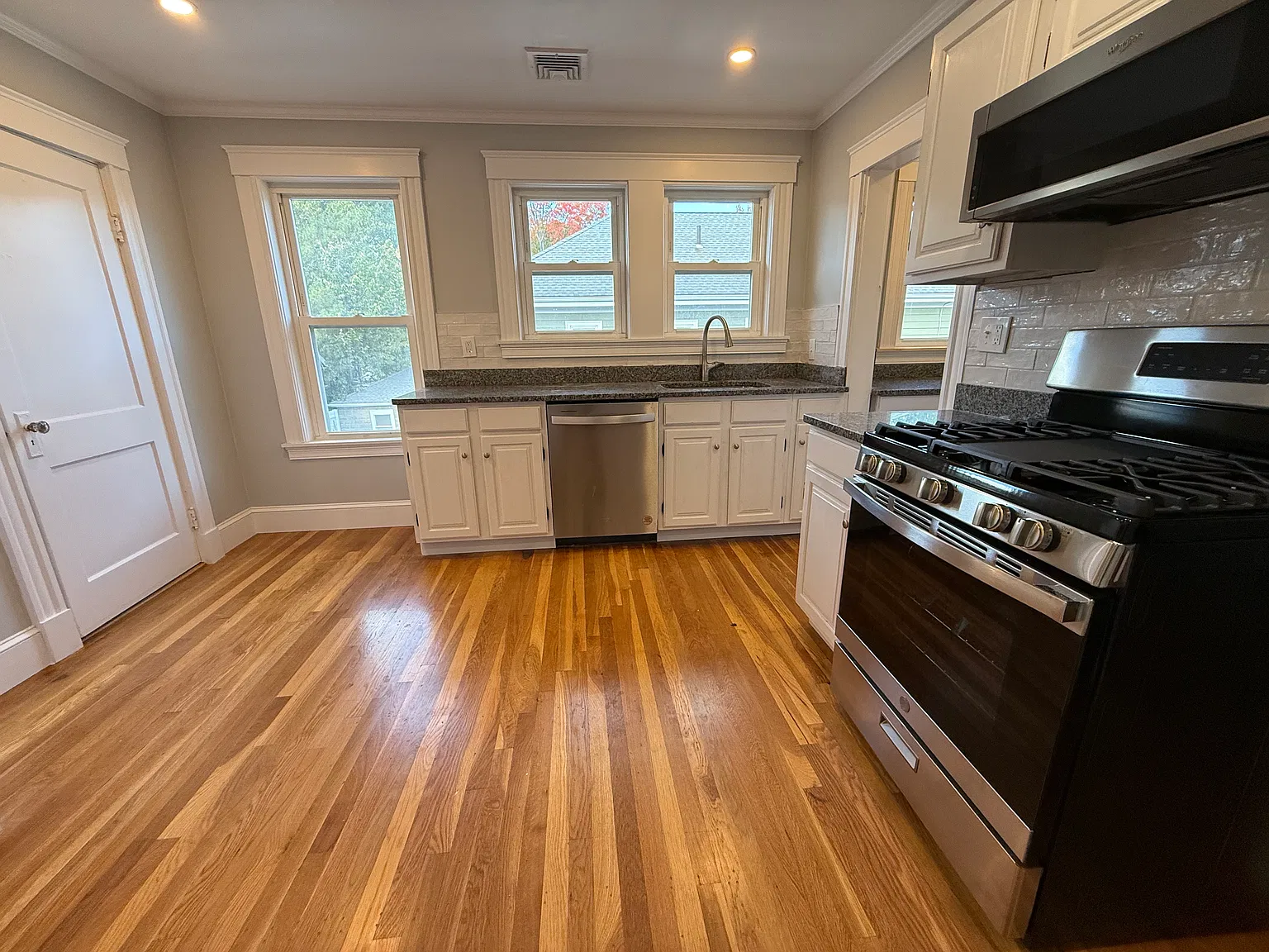 3 bed, 1471 sqft, $4,400 — Photo 3