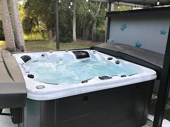 Hot Tub in Fully Screened Patio