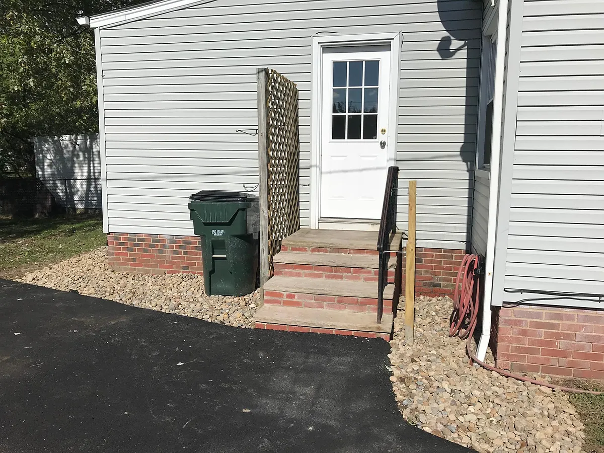 Building Photo - 1560 Longwood Dr