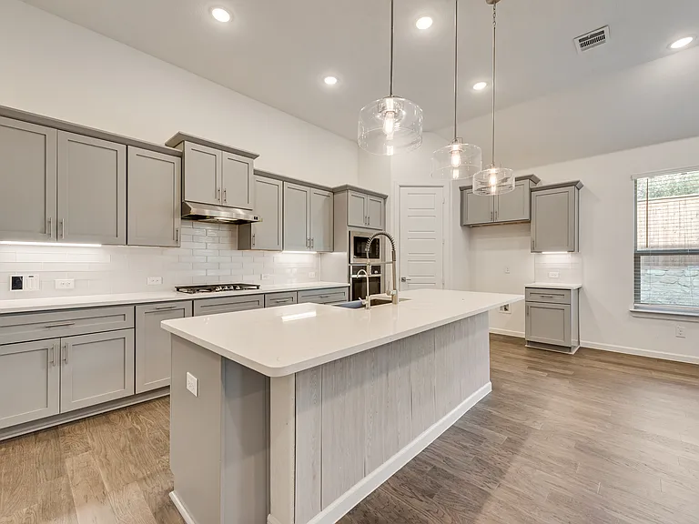 408 Remington Rd — Photo 3