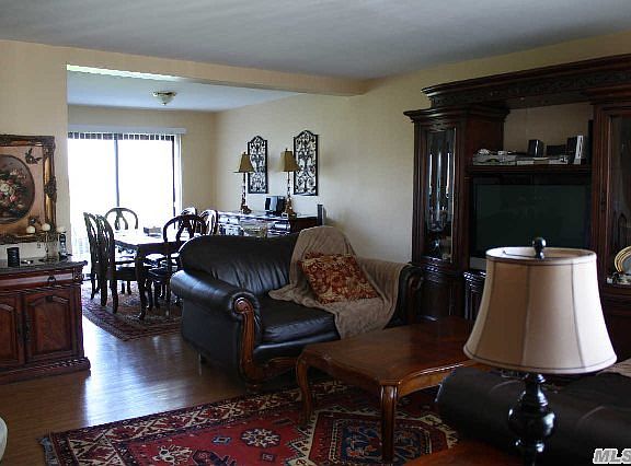 3rd image of 4 W Pond Ct