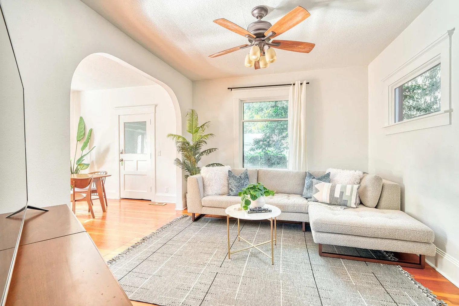 3 bed, 1.0 bath, 1991 sqft, $5,590 — Photo 3