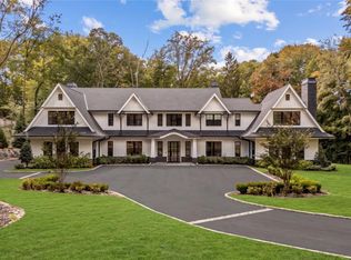 16 Cowpath, Brookville, NY 11545