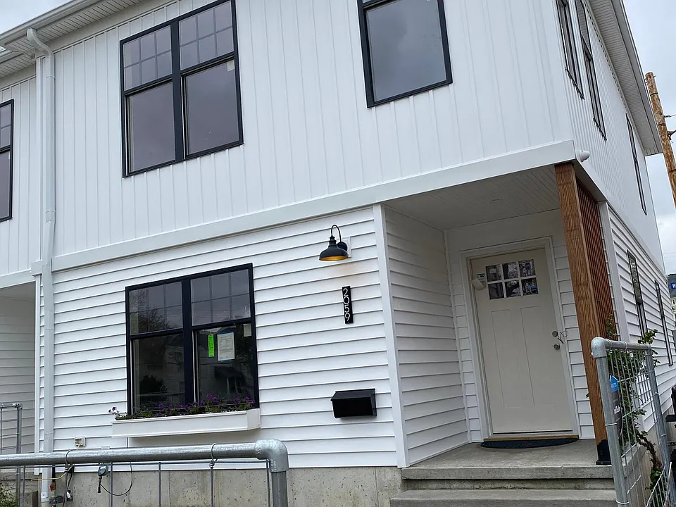 2059 W 34th Pl