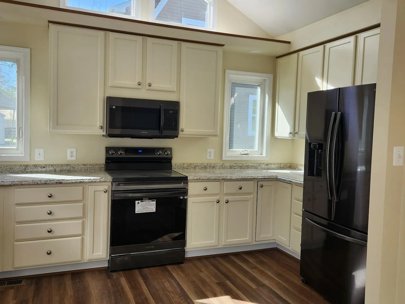 2 bed, 1.5 bath, 1008 sqft, $2,500 — Photo 3