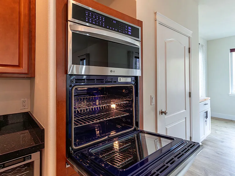 13431 Canyon Rd — Photo 21