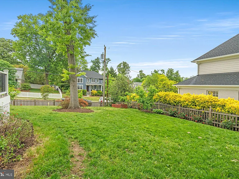 610 Crestwood Dr — Photo 36