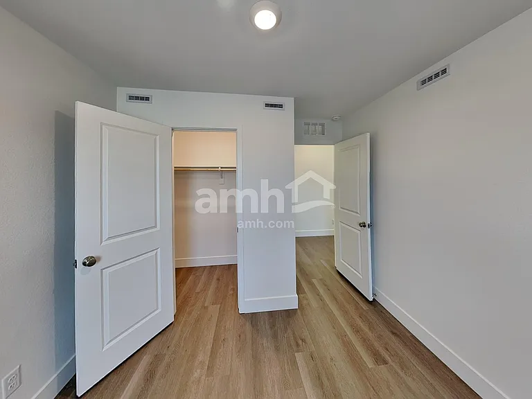 5863 Vaes Dothrak St — Photo 17
