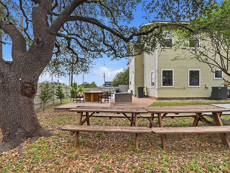 815 Annie St W — Photo 9