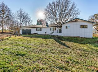 885 Mountain View Dr, Eagle Pt, OR 97524