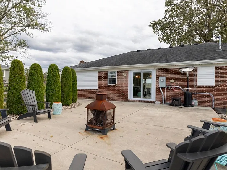 9412 Harrodsburg Rd — Photo 2