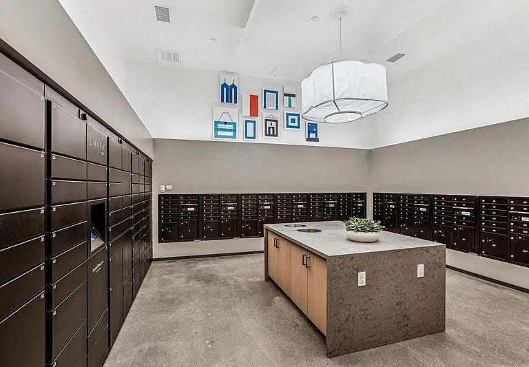 Link Apartments Four12 — Photo 17
