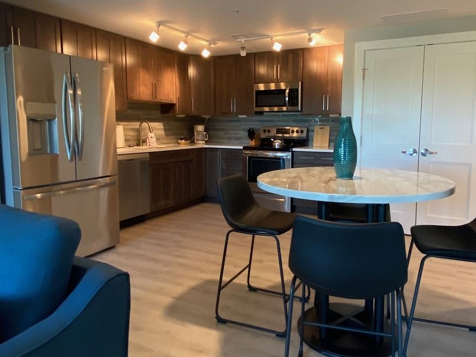 1st image of 205 Lakeshore Dr #404