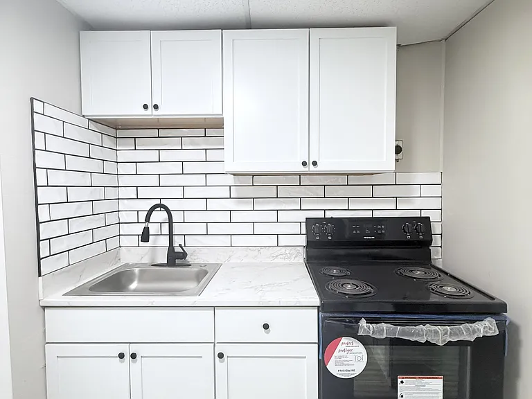 100 E Market St — Photo 12