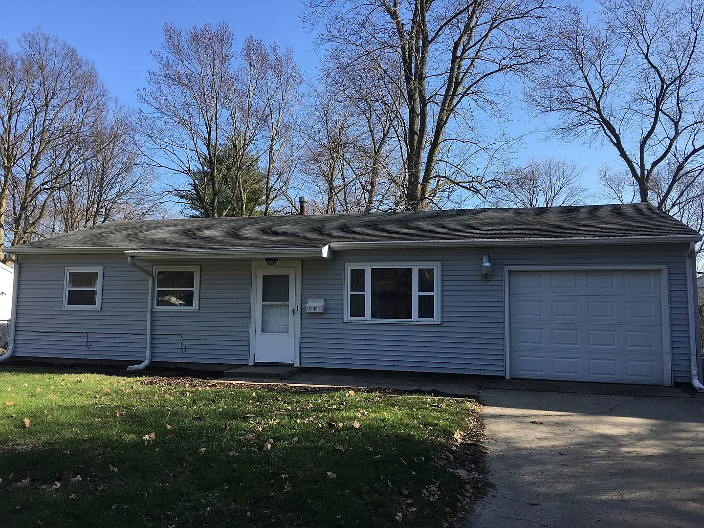 2411 E Elm St photo 1