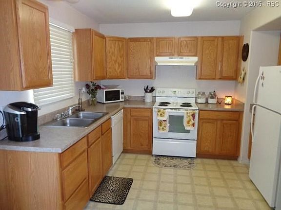 Nice kitchen with plenty of cabinet space.
