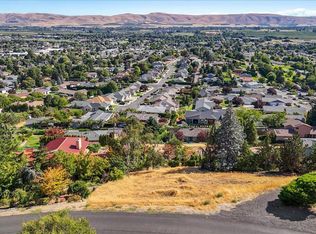 7920 Englewood Crest Dr, Yakima, WA 98908