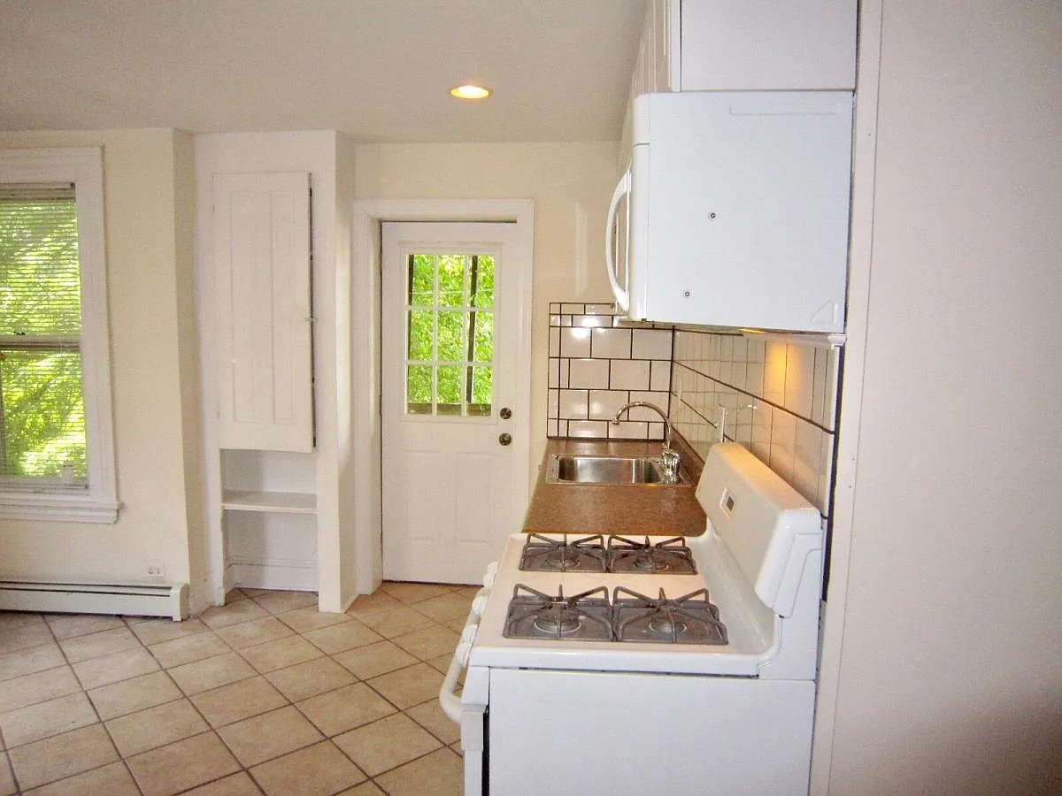 2 bed, 1025 sqft, $1,750 — Photo 2
