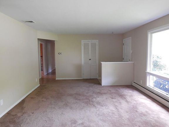 3rd image of 64 Hillview Rd