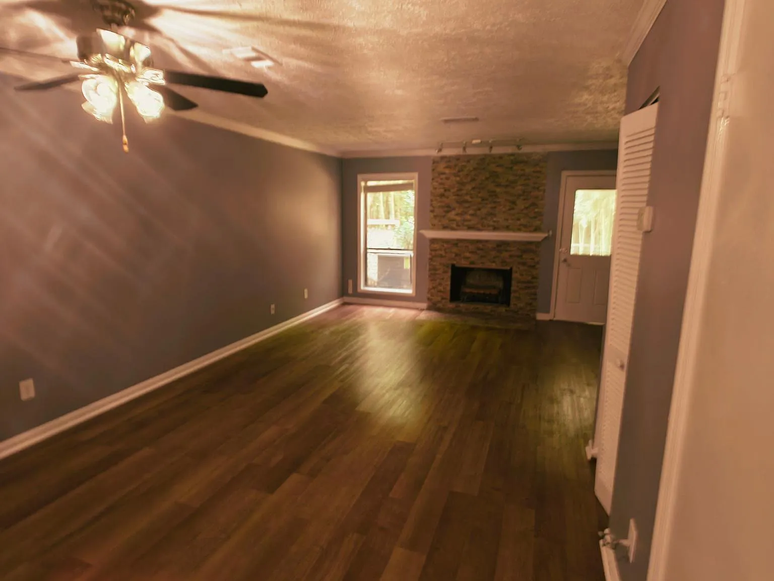 2 bed, 1200 sqft, $1,900 — Photo 2