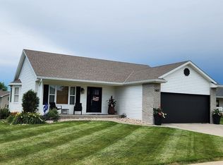 1407 S Pine Ridge Ct, Juniata, NE 68955