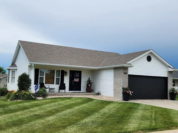 1407 S Pine Ridge Ct, Juniata, NE 68955