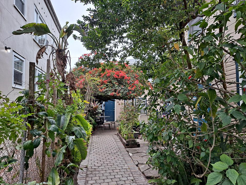 Entry sidewalk
