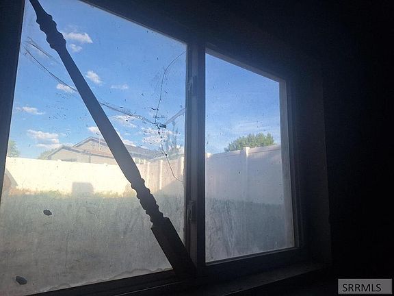 5th image of 3880 Henderson Ln