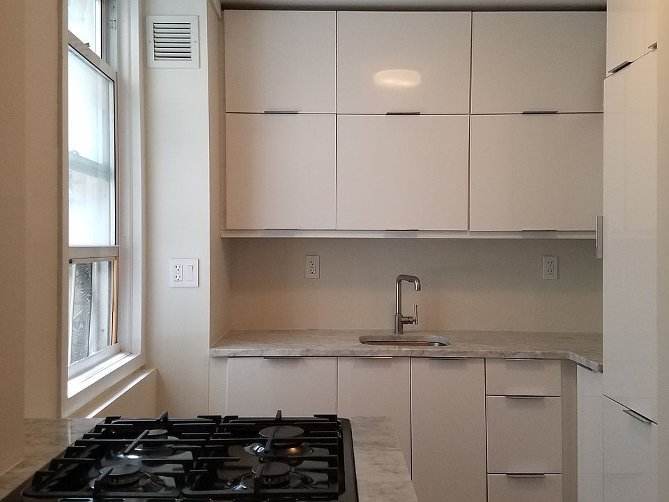 1st image of 200 E 30th St APT 1M