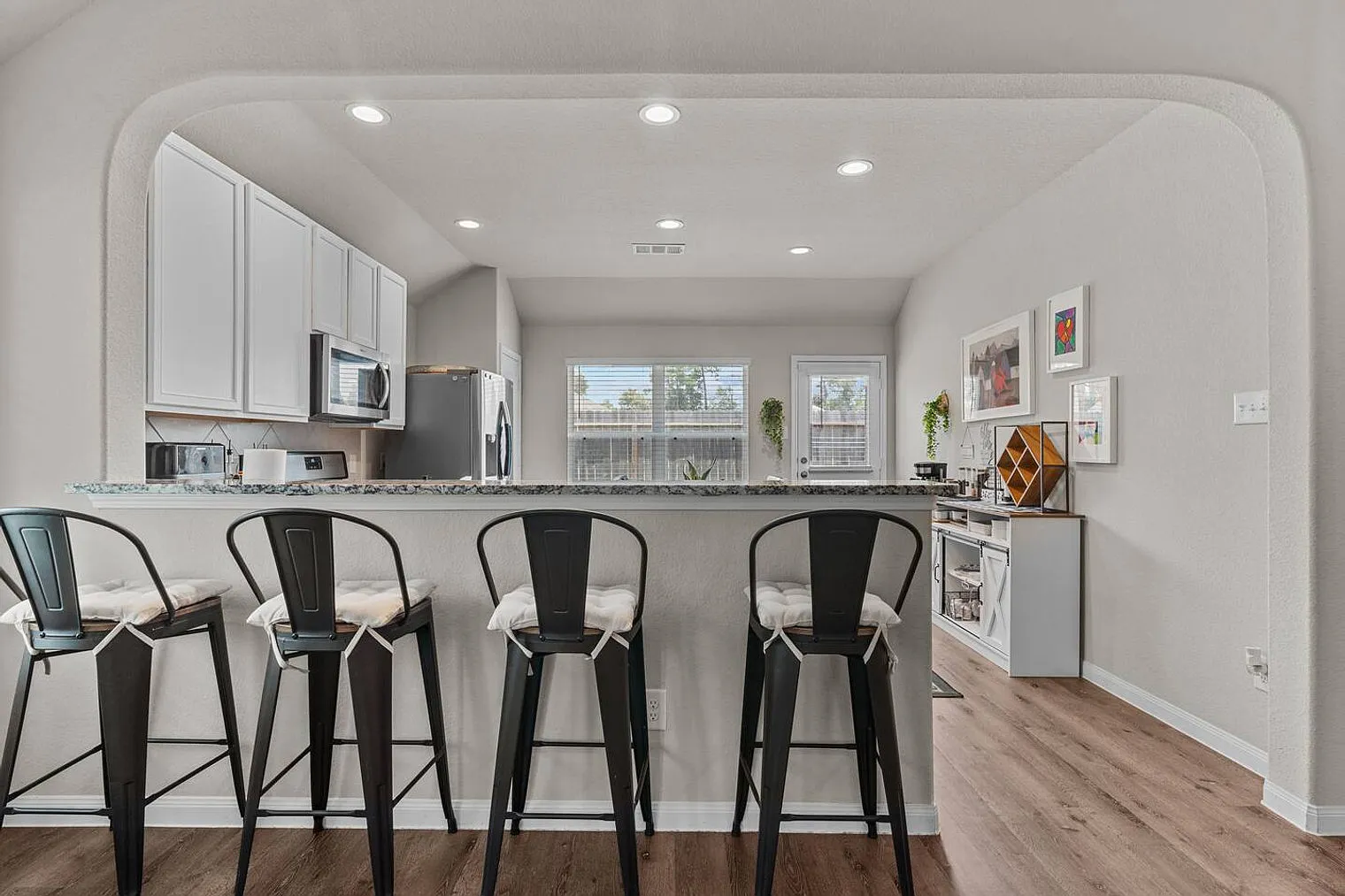3 bed, 2.0 bath, 1377 sqft, $3,897 — Photo 4