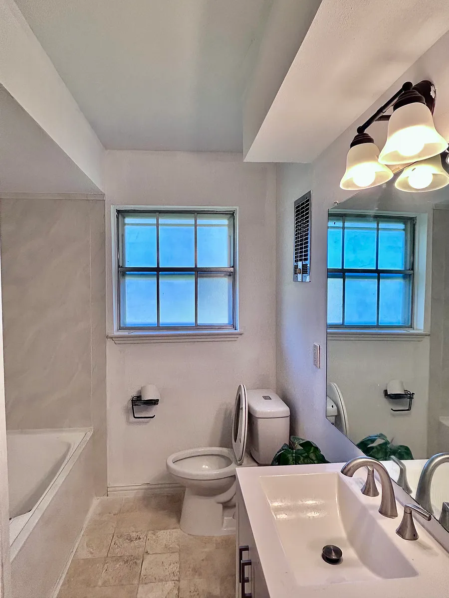 Guest Bathroom - 5623 Braesvalley Dr