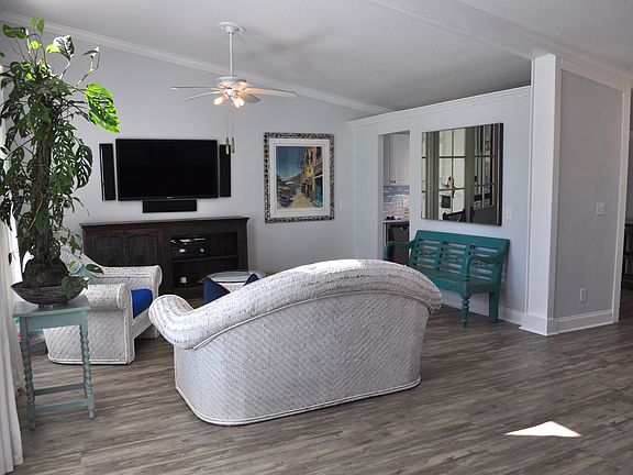 Spacious & Bright liv. rm. 