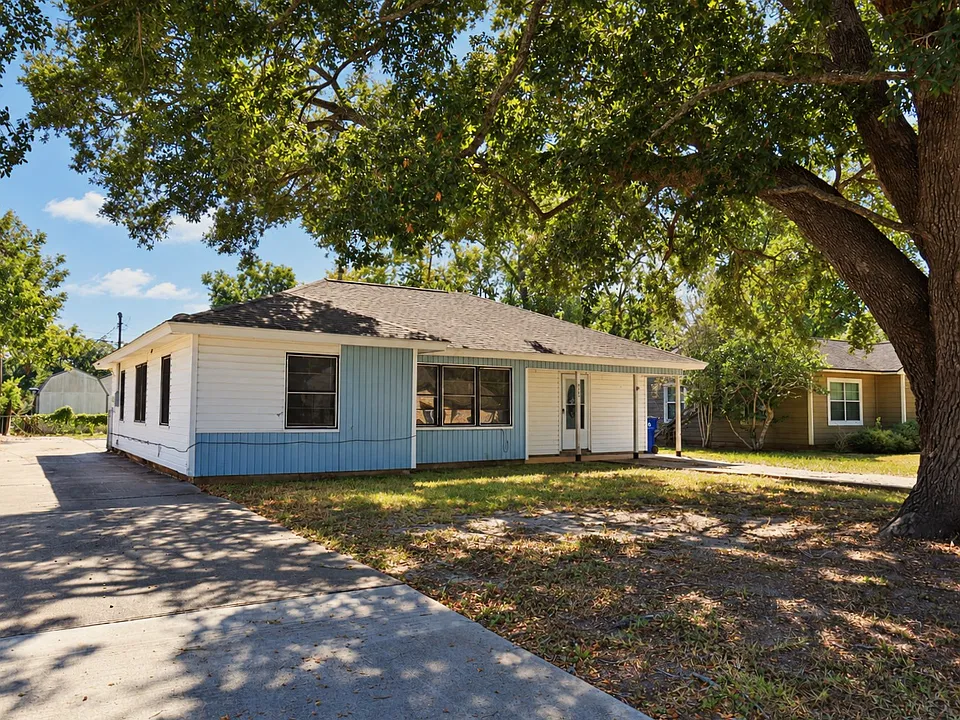 912 Robinhood Ln