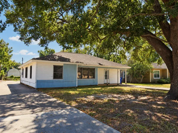 912 Robinhood Ln, Angleton, TX 77515