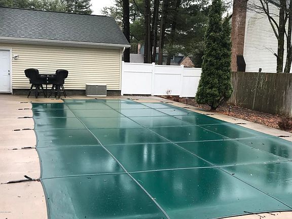 3rd image of 46 Helen Dr