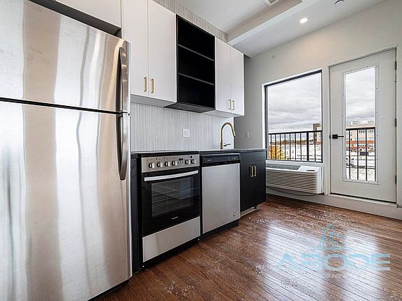 2nd image of 321 Woodbine St #3B