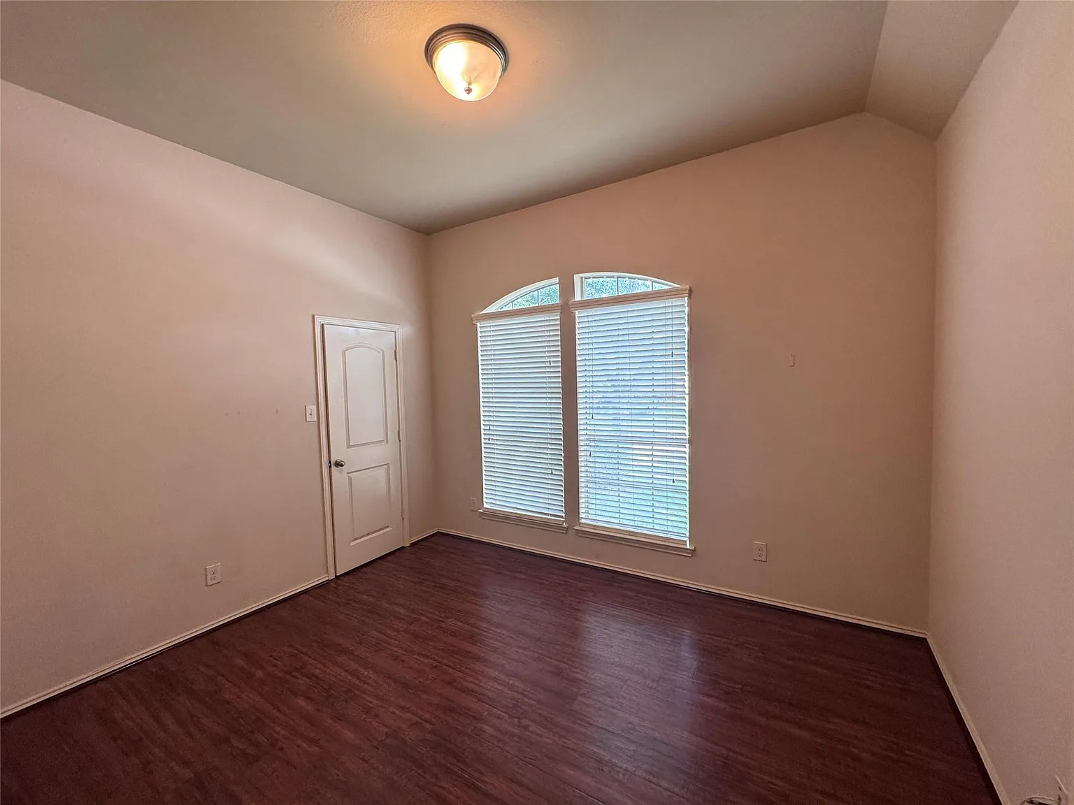 4 bed, 2.0 bath, 2605 sqft, $2,400 — Photo 2