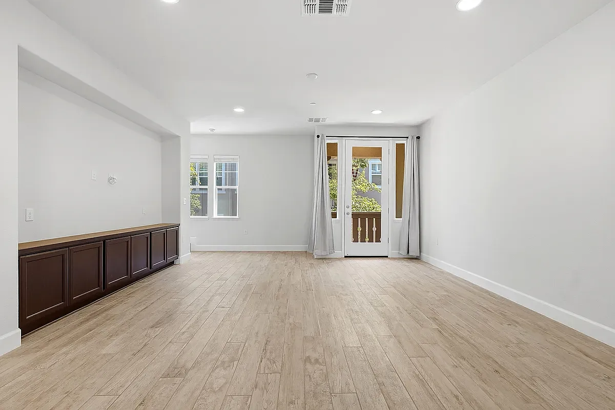 3 bed, 2.5 bath, 1593 sqft, $3,999 — Photo 4