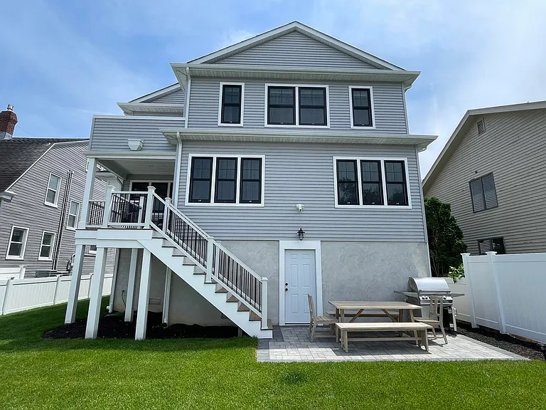 303 Forman Ave — Photo 45