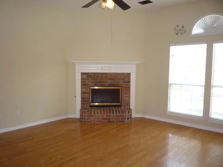 1406 Oxford Dr — Photo 8