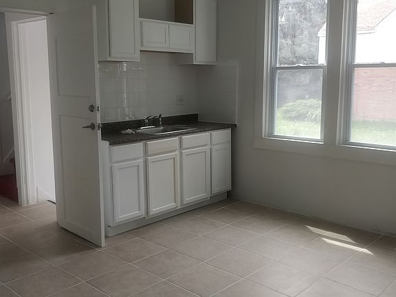 4th image of 132 Wanda Ave