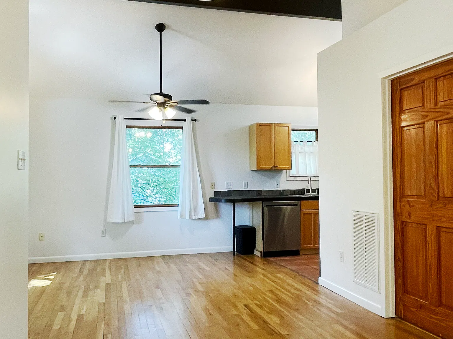 2 bed, 1064 sqft, $2,100 — Photo 4