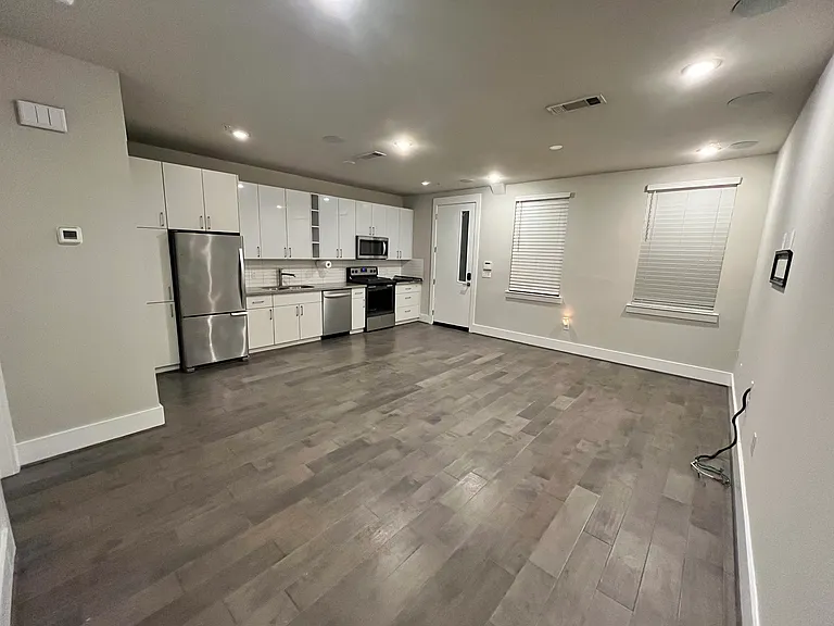 2401 Crawford St #B — Photo 3