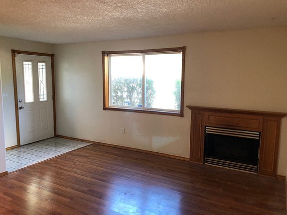 2nd image of 115 NE Coast Pine Ave Unit B