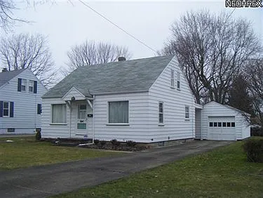 207 Iroquois St photo 1