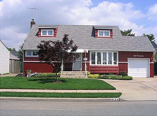 826 Floral Park Rd, Franklin Square, NY 11010