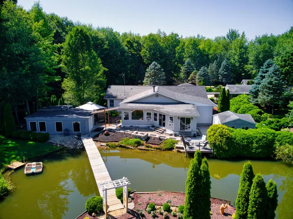 63051 Calvin Center Rd, Cassopolis, MI 49031