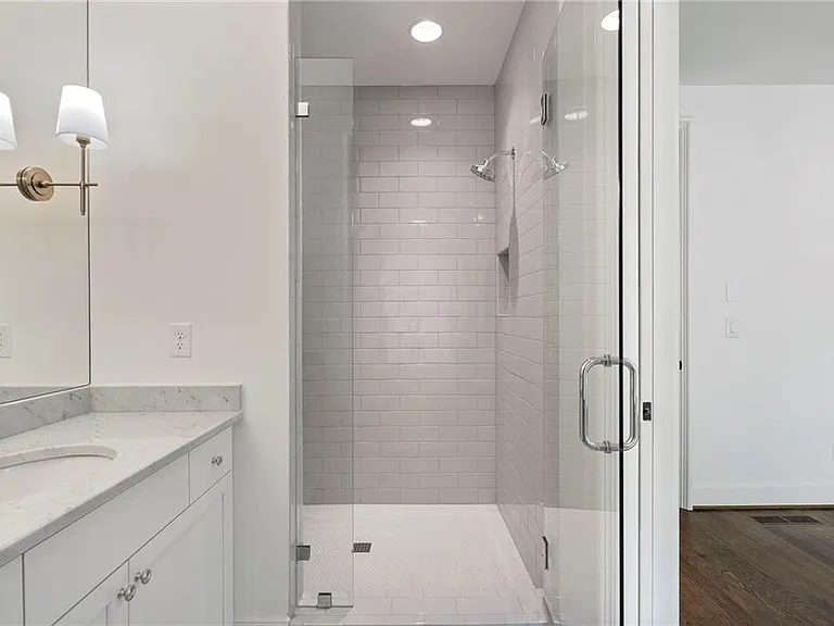 2711 Southwell St NE — Photo 36
