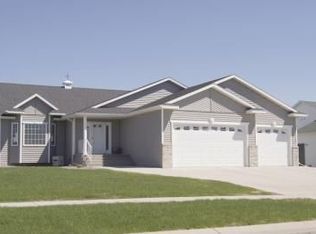 5473 Farmstead Ct S, Fargo, ND 58104