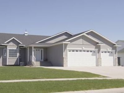 5473 Farmstead Ct S, Fargo, ND, 58104